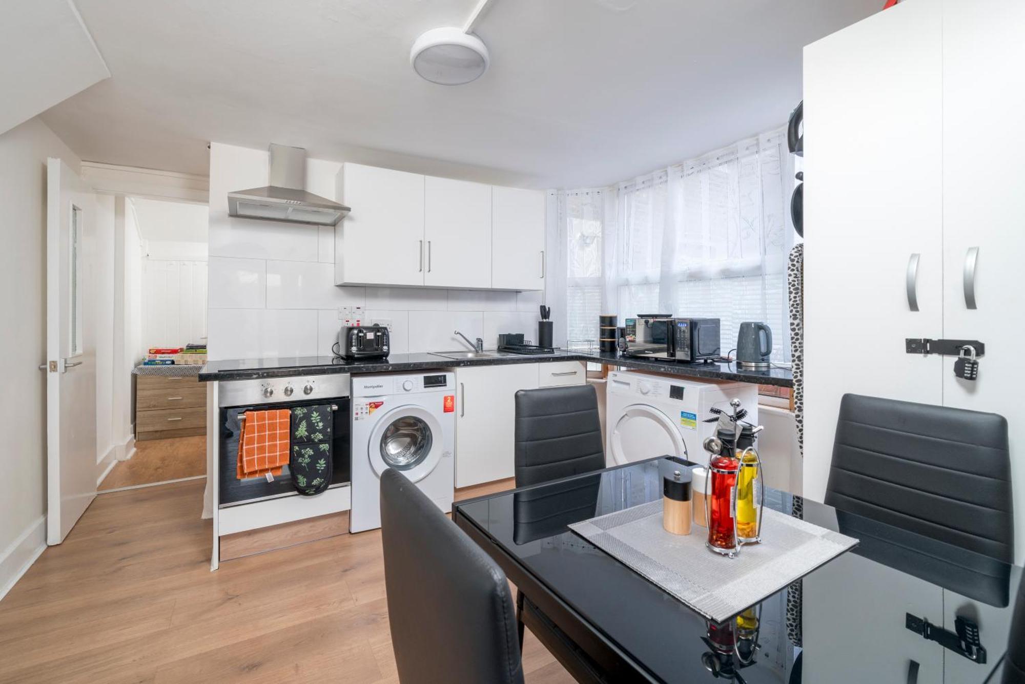 Cozy & Comfy Woodgreen Station 2br 2mins To Metro 20mins To * London